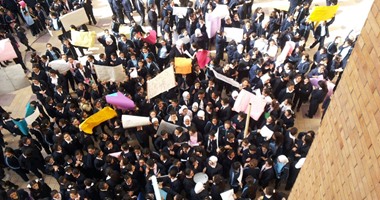 بالصور.. طالبات مدرسة القلب المقدس بالإسكندرية ينظمن تظاهرة لبقاء الراهبة فيرنييس