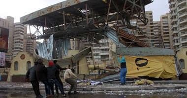 سقوط شاشة إعلانات تليفزيونية ضخمة بسبب سوء الطقس فى الإسكندرية