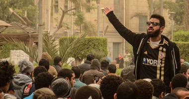 طلاب الإخوان ينظمون سلسلة بشرية بجامعة القاهرة تنديداً بفصل زملائهم