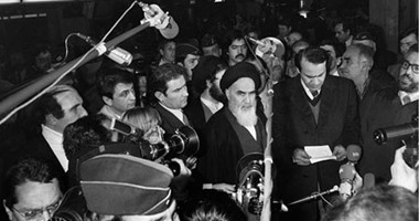كاتب إيرانى: نظام الخمينى أسوأ من حكم الشاة