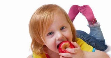 4 حيل بسيطة لترغيب طفلك فى تناول الفاكهة