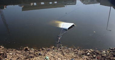 قوات الإنقاذ النهرى تنتشل ميكروباص سقط داخل ترعة فى العياط