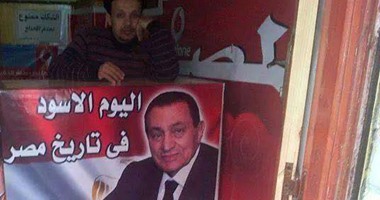 تداول صورة لصاحب محل يعلق لافتة "11 فبراير" يوم أسود فى تاريخ مصر
