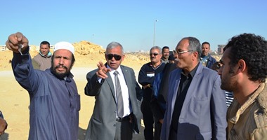 بالصور.. محافظ السويس يتفقد الطريق الجديد بمنطقة عرب الدبور والدروج