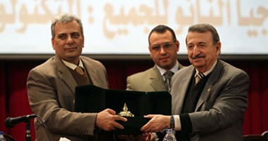 جامعة القاهرة تكرم العالم مصطفى السيد بعد نجاح تجارب علاج السرطان بالذهب