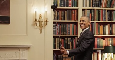 بالصور.. أوباما يستخدم "العصا" لالتقاط صور سيلفى بالبيت الأبيض