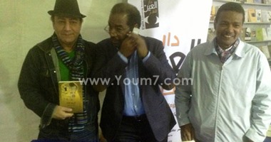 بالصور.. توقيع كتابين للكاتب السودانى "طارق الطيب" بمعرض الكتاب