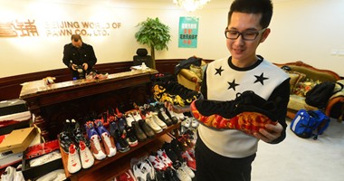 بالصور.. شاب يبيع مجموعة أحذيته الرياضية بـ160 ألف دولار ويشترى بها شقة