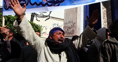 أسر الأقباط المختطفين بليبيا يحتشدون أمام "الصحفيين": "عايزين ولادنا"