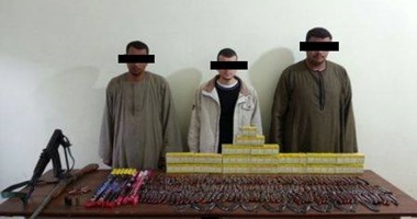 ضبط بندقيتين و176 سلاحًا أبيض بحوزة 3 أشخاص فى حملة أمنية بأسيوط