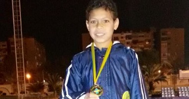 محمد العربى بطل الجيزة فى مسابقة السباحة للناشئين