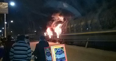 3 سيارات إطفاء تحاول إخماد حريق القطار فى بنى سويف