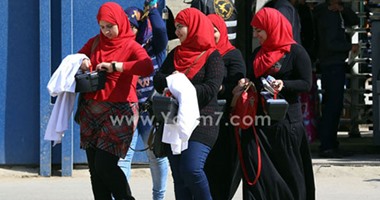 بالصور.. اللون "الأحمر" يكسو جامعة القاهرة فى "الفلانتين"