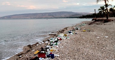 بالصور.. بحث: 8 ملايين طن مخلفات بلاستيكية تلقى فى البحار سنويا