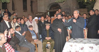 محافظ المنيا يزور أهالى المختطفين فى ليبيا.. ويؤكد: مصر فى حالة حرب