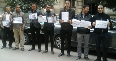 وقفة للمتقدمين لشغل وظائف بـ"الكهرباء" أمام مجلس الوزراء