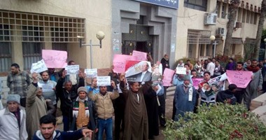 بالصور.. وقفة احتجاجية لعاملى مرفق الصرف بكفر الشيخ للمطالبة بالتثبيت