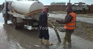 أحياء الإسكندرية تواجه أزمات الصرف الصحى بسبب تراكم مياه الأمطار
