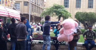 بالصور.. طالبات جامعة القاهرة يلاحقن "دبدوب فالنتاين" مُهدى لزميلتهن