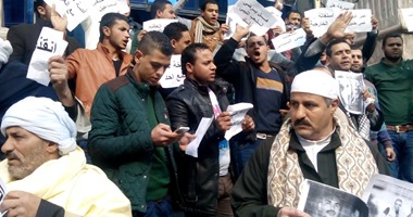 وقفة احتجاجية لأهالى قرية بالمنيا أمام "الصحفيين" للتحقيق فى مقتل أحد أبنائهم