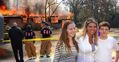 بالفيديو.. أمريكية تلتقط صورة للذكرى أثناء حرق منزل قاتل ابنتها