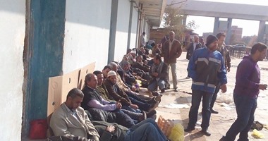 بالصور.. عمال مصر إيران للنسيج بالسويس يواصلون إضرابهم عن العمل
