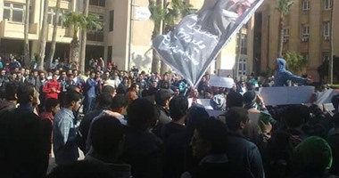 طلاب الإخوان يقطعون الطريق أمام جامعة الزقازيق