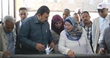 لجنة من مجلس الوزراء تزور مركز إسنا وتشهد تشغيل محطة الصرف الصحى