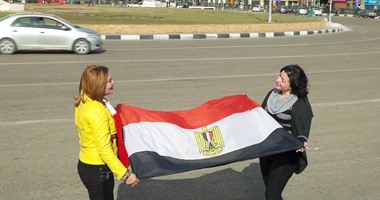 مطربتان تسجلان أوبريت "أنتِ اللى كبرتينا" فى ميدان التحرير