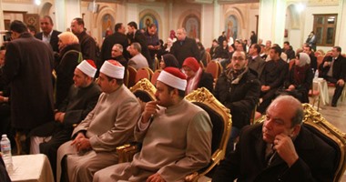 توافد المعزين على كنيسة الإسكندرية لتقديم العزاء فى شهداء ليبيا