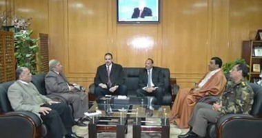 محافظ الإسماعيلية يبحث مع "وفد القومى للقبائل المصرية" سبل التعاون