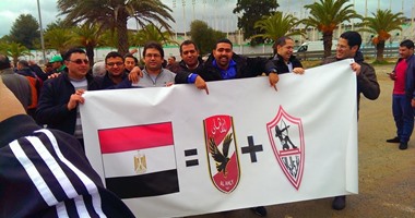 تداول صور للمصريين فى الجزائر يرفعون شعارى الأهلى والزمالك