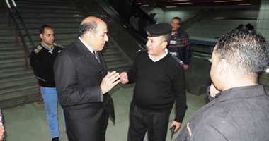 بالصور.. مدير شرطة النقل يستقل المترو لطمأنة الجمهور ويتفقد المحطات