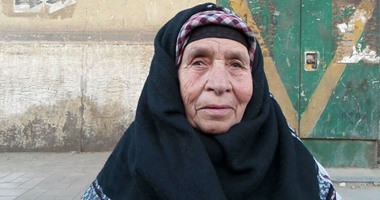 مُسِنّة من على رصيف مجلس الوزراء: أطالب الحكومة بتشغيل ابنى المُعاق