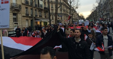 الجالية المصرية فى فرنسا تنظم وقفة بالشموع لتأبين شهداء مصر