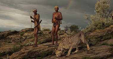 بالصور.. صداقة غير عادية تجمع بين فهد وصيادين فى غابات نامبيبا