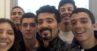 بالصور.. طلاب "الليسيه" يلتقطون صورا "سيلفى" مع خالد النبوى