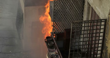 كردون أمنى لتسهيل وصول رجال الإطفاء لحريق "مخزن وسط القاهرة"