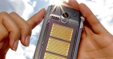 بالفيديو.. Kyocera اليابانية تعلن عن أول هاتف يعمل بالطاقة الشمسية