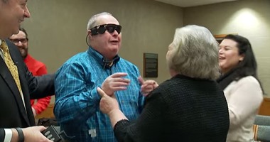 بالفيديو.. أمريكى يرى أسرته بعين إلكترونية بعد 10 سنوات من العمى