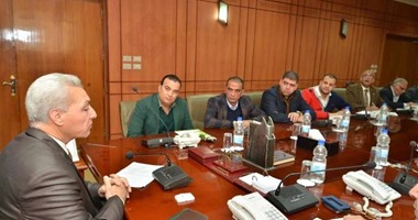 محافظ بورسعيد يطالب مجلس المصرى بتخفيض عقود اللاعبين