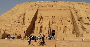 بالصور..معبد أبوسمبل يستقبل 1000 سائح من جنسيات مختلفة