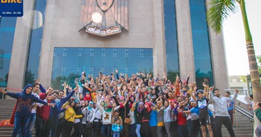 بالصور.. العشرات من الشباب والفتيات فى جولة بالدراجات إلى برج القاهرة