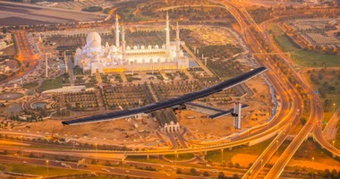 أول طائرة فى العالم تعمل بالطاقة الشمسية تحلق فوق أبو ظبى