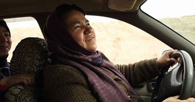 الإندبندنت: "سارة" أول سائقة تاكسى أفغانية تقود ثورة على مجتمعها الذكورى