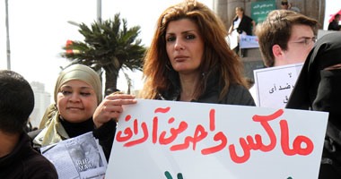 الفنانة فرح تشارك فى وقفة أمام الأوبرا احتجاجا على ذبح كلب الأهرام