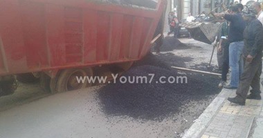 بالصور.. هبوط أرضى أثناء أعمال رصف وإصلاحات بوسط الإسكندرية