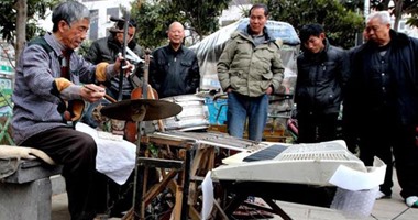 بالصور.. صينى يجمع 9 آلات موسيقية فى آلة واحدة