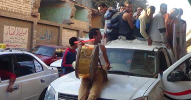 أهالى دائرة انتخابية بالمنيا: مرشحو القوائم يوزعون "شنط غذائية" علينا