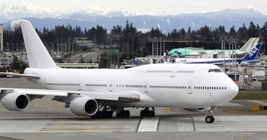 شركة بوينج تطلق تحذيرا بشأن طراز 777 بعد سقوط قطعة معدنية من طائرة
